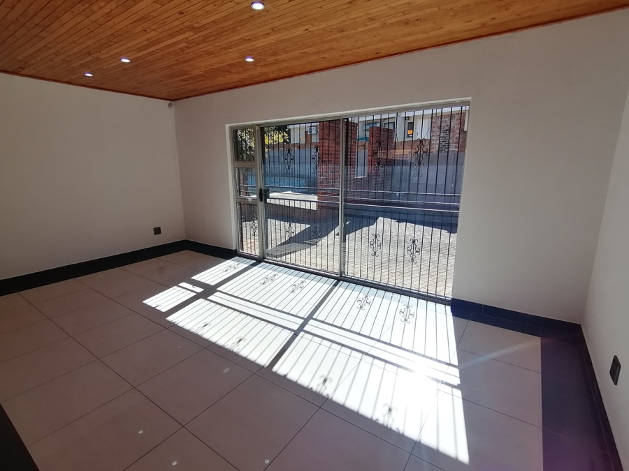 To Let 4 Bedroom Property for Rent in Heuwelsig Free State